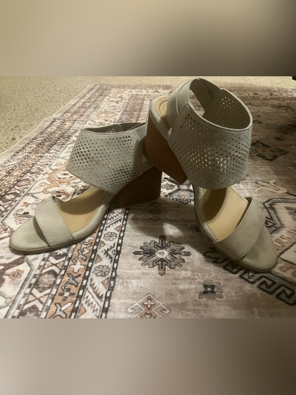 Dr. Scholl's Beige Perforated Block Heel Sandals size 7